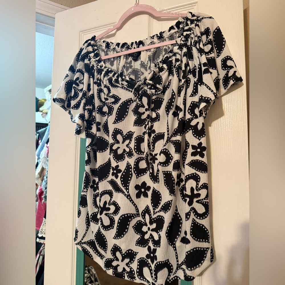 Fred David Black and White Floral Short Sleeve Top